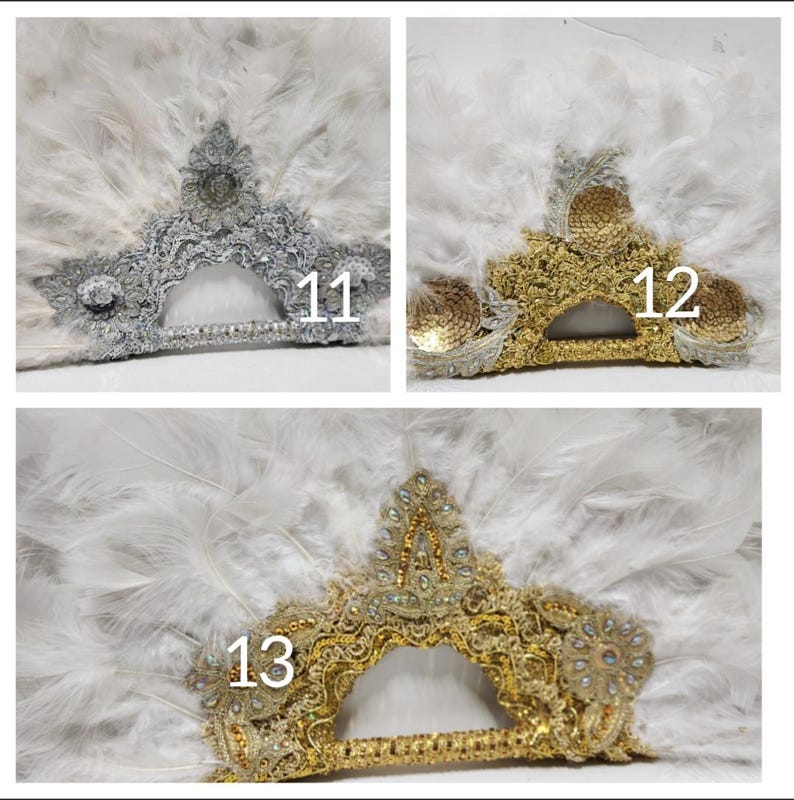 Puede incluir: Tres abanicos de plumas blancas con adornos decorativos dorados y plateados. Los abanicos est&aacute;n numerados 11, 12 y 13.