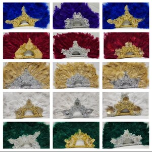 Puede incluir: Una colecci&oacute;n de 12 abanicos de plumas con plumas de diferentes colores y adornos decorativos. Los abanicos est&aacute;n dispuestos en filas de tres, con cada fila presentando un color de plumas diferente: azul, rojo, beige, blanco y verde.