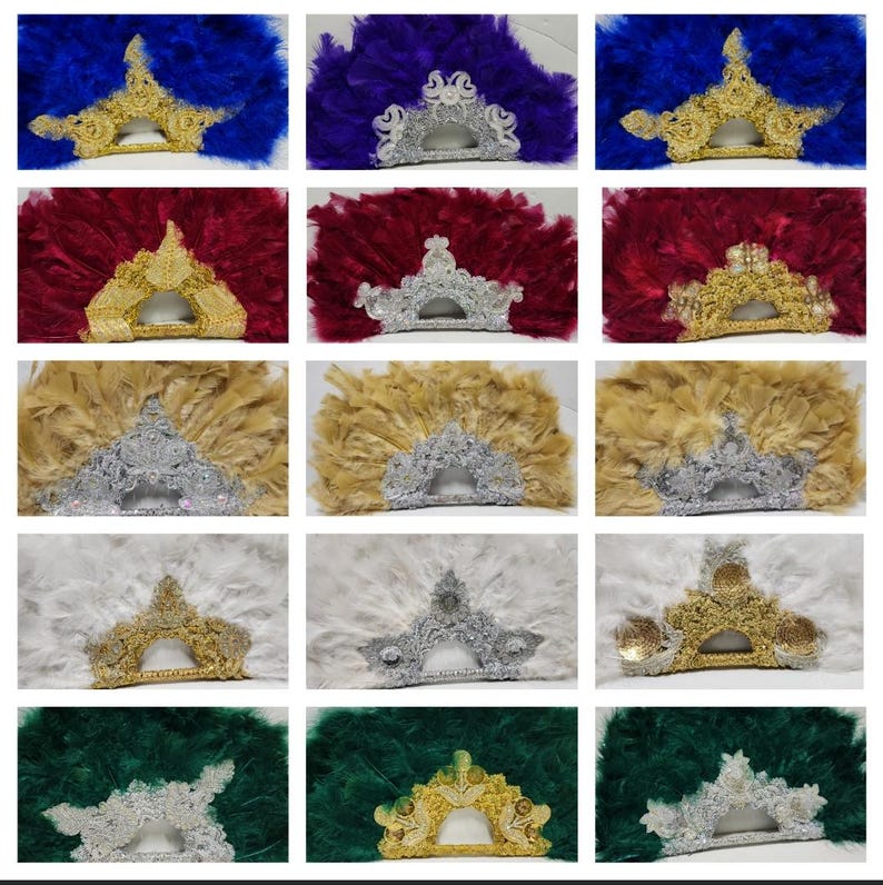 Puede incluir: Una colecci&oacute;n de 12 abanicos de plumas con plumas de diferentes colores y adornos decorativos. Los abanicos est&aacute;n dispuestos en filas de tres, con cada fila presentando un color de plumas diferente: azul, rojo, beige, blanco y verde.