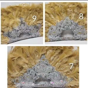 Puede incluir: Tres abanicos de plumas doradas con adornos plateados y de cristal. Los abanicos est&aacute;n numerados 7, 8 y 9.