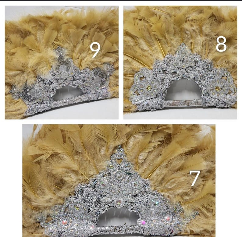 Puede incluir: Tres abanicos de plumas doradas con adornos plateados y de cristal. Los abanicos est&aacute;n numerados 7, 8 y 9.