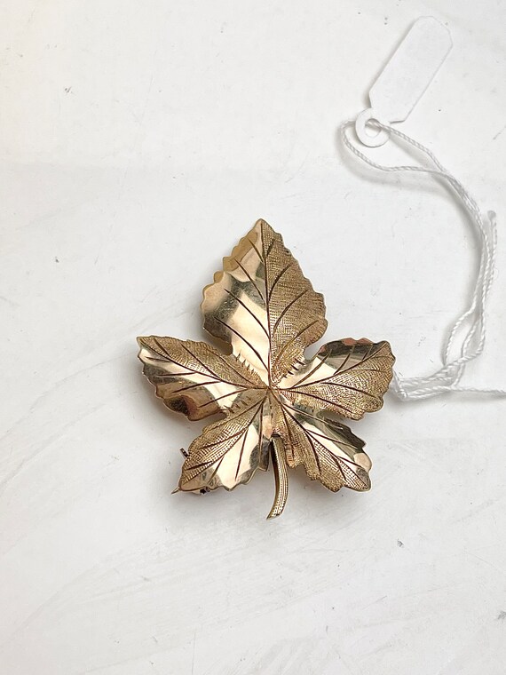 Solid Gold Vintage Maple Leaf Textured & Polished… - image 2