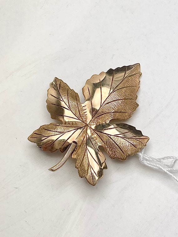 Solid Gold Vintage Maple Leaf Textured & Polished… - image 1