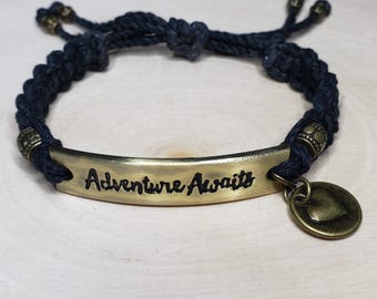 Bracelet Adventure Awaits - Cordon tressé réglable avec breloque en bronze