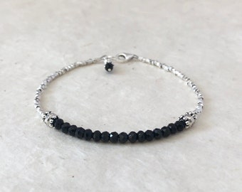 Pulsera de cuentas de plata de la tribu Karen Hill con espinela negra: estilo bohemio y chic.