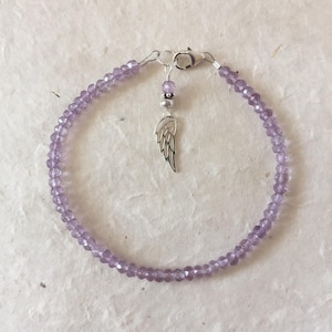 Pulseira de contas de ametista rosa: pingente de asa de anjo em prata de lei imagem 1