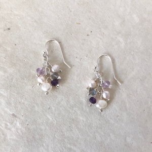 Pendientes de plata de ley con perlas, amatistas y labradorita.