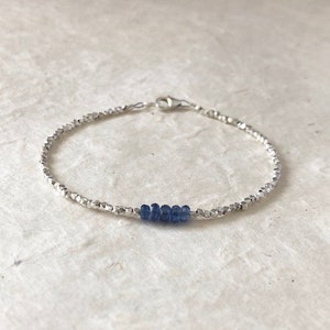 Bracelet en perles de saphir : argent thaïlandais de la tribu Karen Hill, style empilable délicat