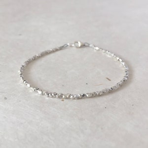 Bracelet en perles d&#39;argent Dainty Karen Hill Tribe : superposition de bijoux bohèmes