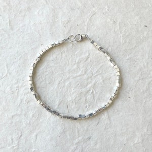 Bracelet en argent avec perles cubiques Karen Hill Tribe : bijoux délicats à superposer
