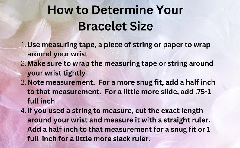 Pode incluir: Um fundo rosa e branco com texto que explica como determinar o tamanho do seu bracelete. O texto inclui instru&ccedil;&otilde;es sobre como medir o seu pulso usando uma fita m&eacute;trica, um cord&atilde;o ou papel. Tamb&eacute;m explica como adicionar meia polegada ou uma polegada completa &agrave; medida para um ajuste justo ou um pouco mais de folga.