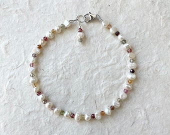 Pulseira de prata esterlina com safira e pérola de água doce: Boho Chic com miçangas
