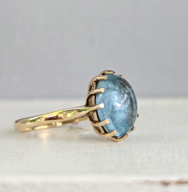 The vintage English Aquamarine cabachon in 9ct yellow gold ring