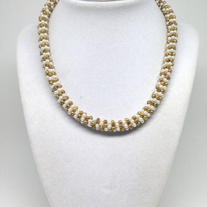 Collana vintage con perline dorate a filo singolo con perle finte