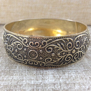 Vintage Bracelet  Floral Pattern Design Bangle Gold Tone