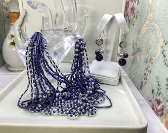 Bijoux fantaisie anciens vintage argentés or bleus ensemble collier et boucles d'oreilles multicolores
