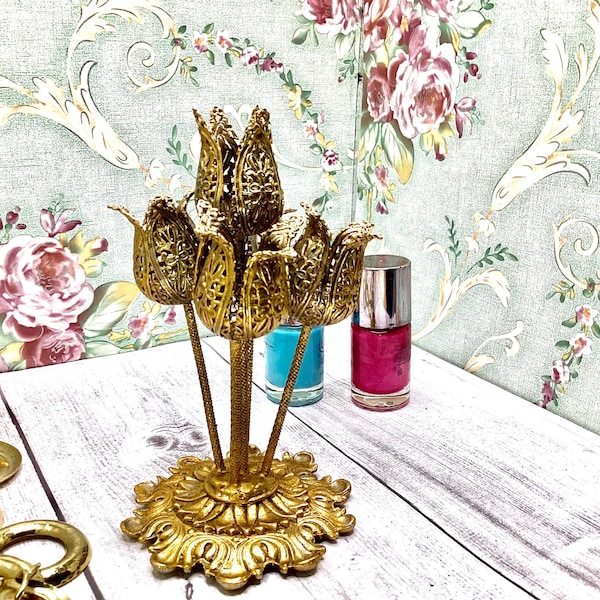 Estuche para pintalabios vintage de 1950 con cinco tulipanes de Stylebuilt en tono dorado antiguo.
