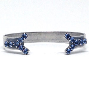 Herrliches Vintage Zustand sehr blaue Rhinestone-Silber-Ton-Manschettenarmband