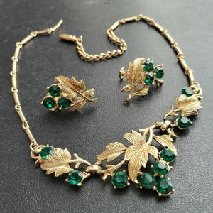 Signed CORO Vintage Emerald Green Rhinestone Necklace & Screw Earrings SET