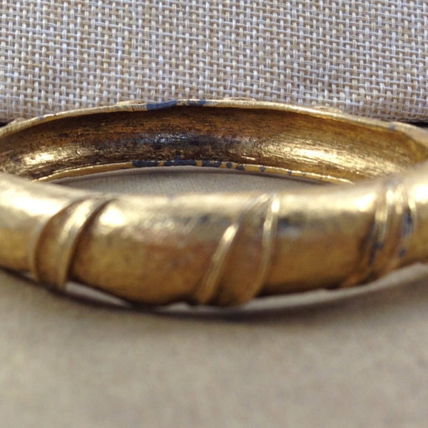 Gorgeous Signed Vintage Estate Monet Textured Gold Tone Bangle Bracelet