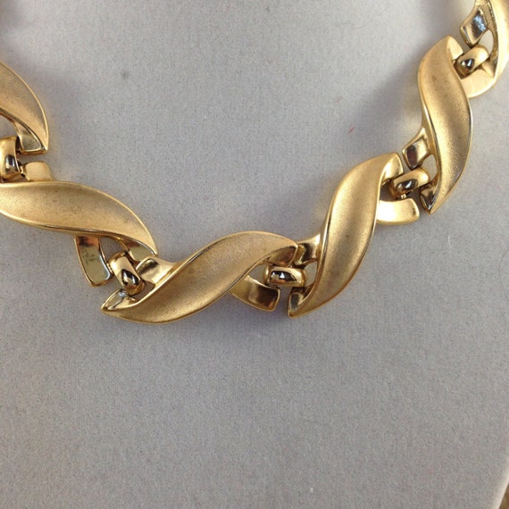 Trifari Signed  Floral Linked Gold Tone Vintage E… - image 3