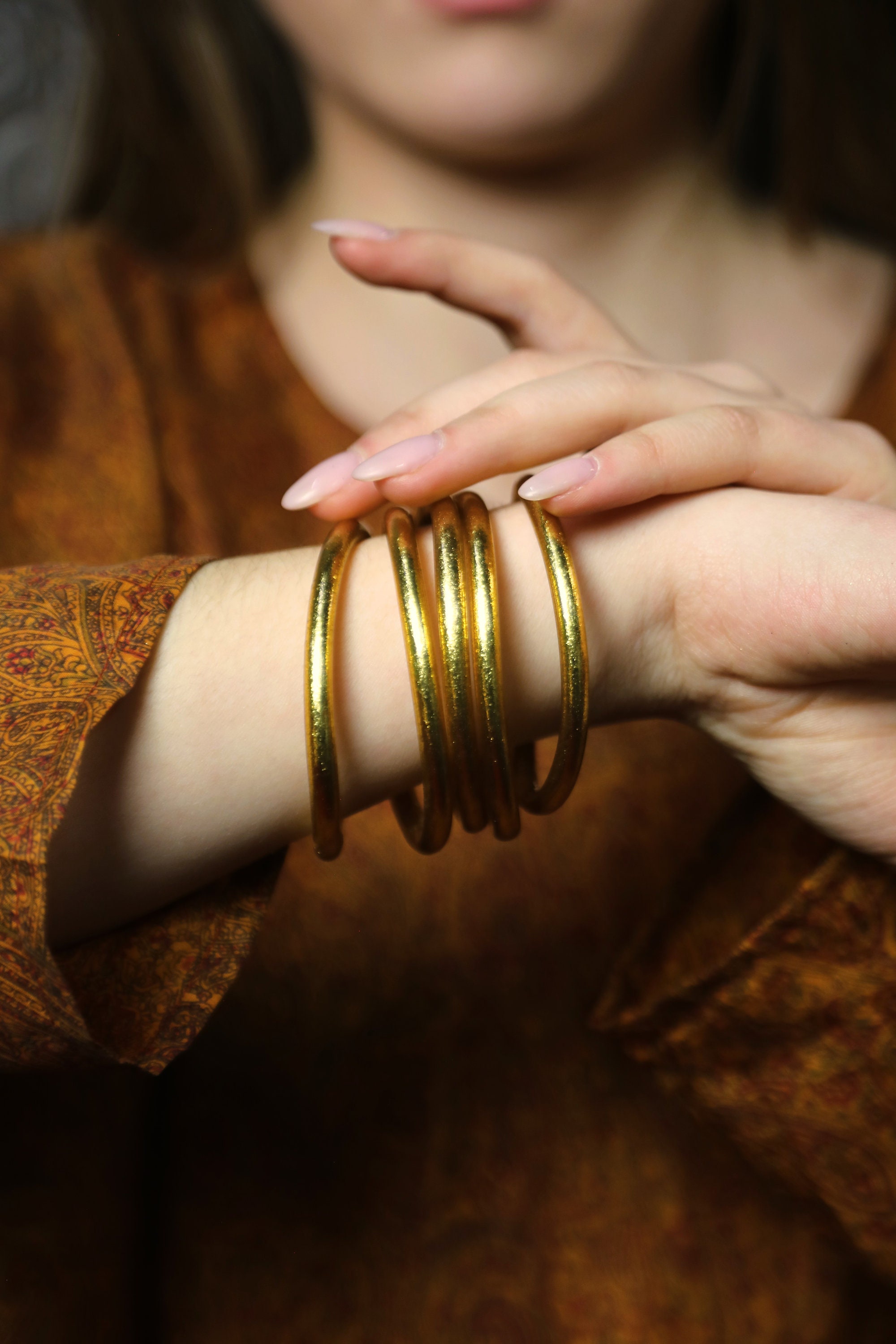 Bracelet jonc bouddhiste - doré - paillettes fines - Lot de 5