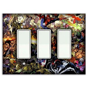 Puede incluir: Una tapa de interruptor de luz con un dise&ntilde;o de c&oacute;mic colorido con superh&eacute;roes como Spider-Man y Venom. La tapa tiene tres placas de interruptor en blanco.