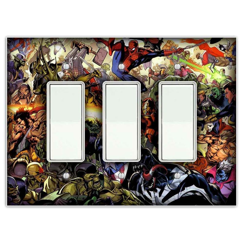 Puede incluir: Una tapa de interruptor de luz con un dise&ntilde;o de c&oacute;mic colorido con superh&eacute;roes como Spider-Man y Venom. La tapa tiene tres placas de interruptor en blanco.