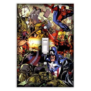 Puede incluir: Una tapa de interruptor de luz con una ilustraci&oacute;n de c&oacute;mic colorida de varios superh&eacute;roes, incluyendo Spider-Man, Capit&aacute;n Am&eacute;rica, Thor y Iron Man.