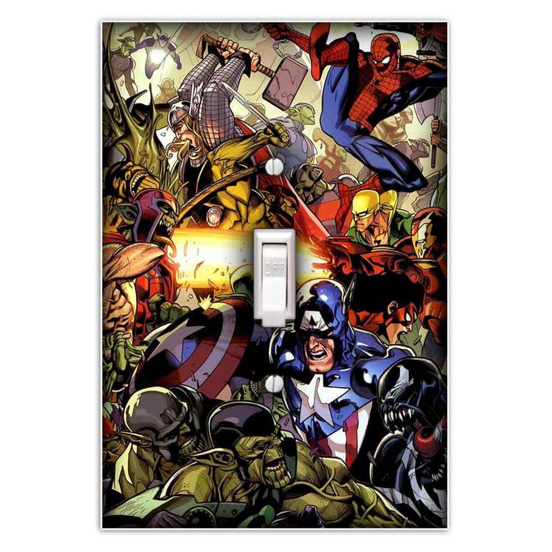 Puede incluir: Una tapa de interruptor de luz con una ilustraci&oacute;n de c&oacute;mic colorida de varios superh&eacute;roes, incluyendo Spider-Man, Capit&aacute;n Am&eacute;rica, Thor y Iron Man.