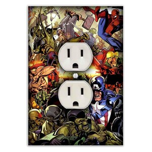 Puede incluir: Una placa de pared colorida con una imagen de estilo c&oacute;mic de varios superh&eacute;roes, incluyendo al Capit&aacute;n Am&eacute;rica, Spider-Man y Thor. La placa est&aacute; dise&ntilde;ada para encajar sobre una toma de corriente est&aacute;ndar.