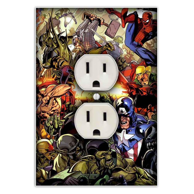 Puede incluir: Una placa de pared colorida con una imagen de estilo c&oacute;mic de varios superh&eacute;roes, incluyendo al Capit&aacute;n Am&eacute;rica, Spider-Man y Thor. La placa est&aacute; dise&ntilde;ada para encajar sobre una toma de corriente est&aacute;ndar.