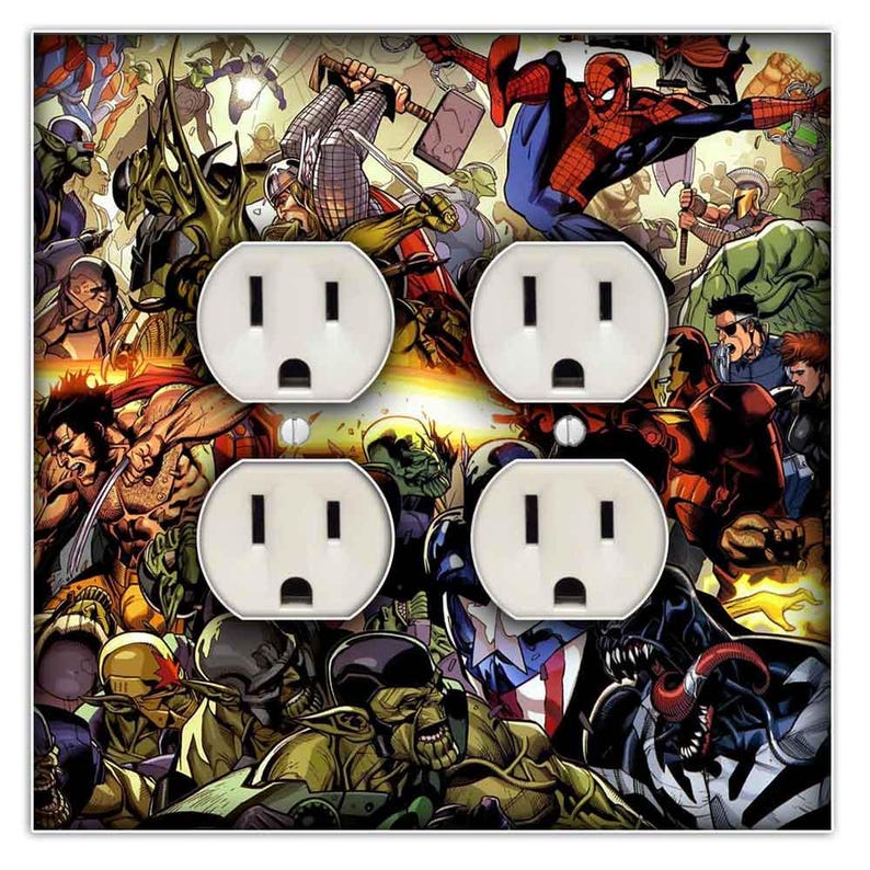 Puede incluir: Una placa de pared colorida con tem&aacute;tica de c&oacute;mics con cuatro tomas de corriente est&aacute;ndar de EE. UU. La placa presenta un collage de superh&eacute;roes de Marvel, incluidos Spider-Man, Wolverine, Iron Man y Captain America.