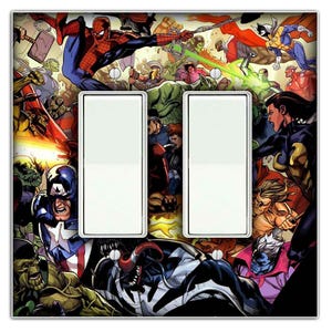 Puede incluir: Una tapa de interruptor de luz con una ilustraci&oacute;n colorida de estilo c&oacute;mic de varios superh&eacute;roes, incluyendo Spider-Man, Capit&aacute;n Am&eacute;rica y Venom. El fondo es una mezcla de rojo, azul, amarillo y verde.