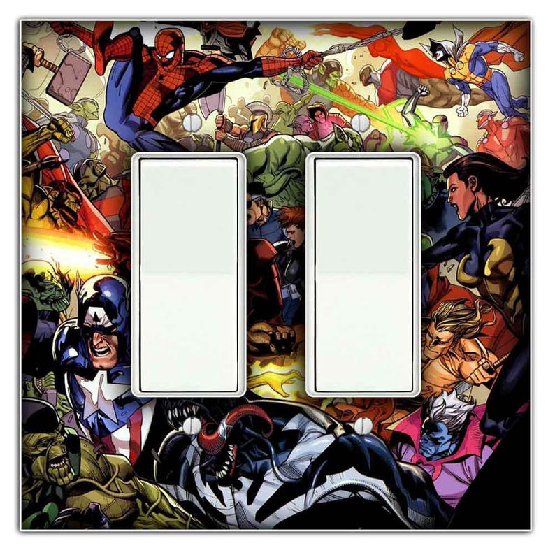 Puede incluir: Una tapa de interruptor de luz con una ilustraci&oacute;n colorida de estilo c&oacute;mic de varios superh&eacute;roes, incluyendo Spider-Man, Capit&aacute;n Am&eacute;rica y Venom. El fondo es una mezcla de rojo, azul, amarillo y verde.