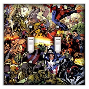 Puede incluir: Una cubierta de interruptor de luz colorida con un collage de personajes de superh&eacute;roes de Marvel, incluyendo Spider-Man, Wolverine, Captain America y Venom. Los personajes se representan en una pose de acci&oacute;n din&aacute;mica sobre un fondo de estilo c&oacute;mic.