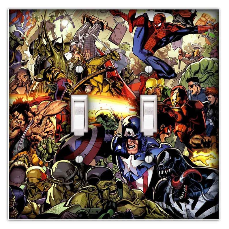 Puede incluir: Una cubierta de interruptor de luz colorida con un collage de personajes de superh&eacute;roes de Marvel, incluyendo Spider-Man, Wolverine, Captain America y Venom. Los personajes se representan en una pose de acci&oacute;n din&aacute;mica sobre un fondo de estilo c&oacute;mic.