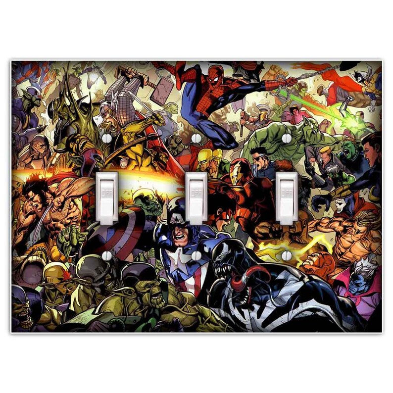 Puede incluir: Una tapa de interruptor de luz con una ilustraci&oacute;n de c&oacute;mic colorida de varios superh&eacute;roes, incluidos Spider-Man, Capit&aacute;n Am&eacute;rica, Wolverine y Venom. El fondo es una escena ca&oacute;tica con explosiones y otros elementos llenos de acci&oacute;n.