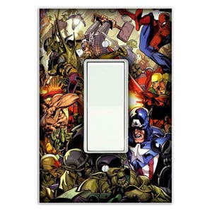 Puede incluir: Una tapa de interruptor de luz con una ilustraci&oacute;n de c&oacute;mic colorida de varios superh&eacute;roes, incluidos Spider-Man, Capit&aacute;n Am&eacute;rica y Thor. El fondo es una mezcla de verde, rojo y amarillo.