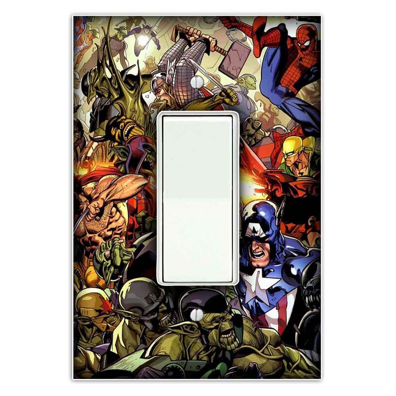 Puede incluir: Una tapa de interruptor de luz con una ilustraci&oacute;n de c&oacute;mic colorida de varios superh&eacute;roes, incluidos Spider-Man, Capit&aacute;n Am&eacute;rica y Thor. El fondo es una mezcla de verde, rojo y amarillo.