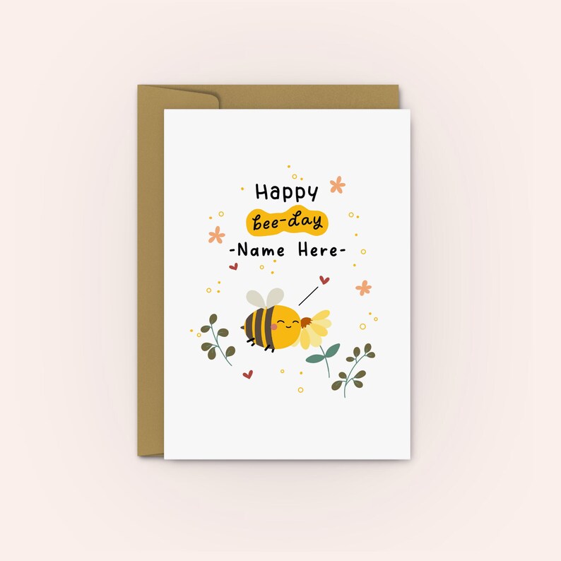 Peut inclure: Une carte blanche avec une illustration de dessin anim&eacute; d'une abeille jaune et le texte "Happy bee-day -Name Here- ". L'abeille tient une fleur jaune et a une expression joyeuse. La carte est entour&eacute;e de petites fleurs et de c&oelig;urs.