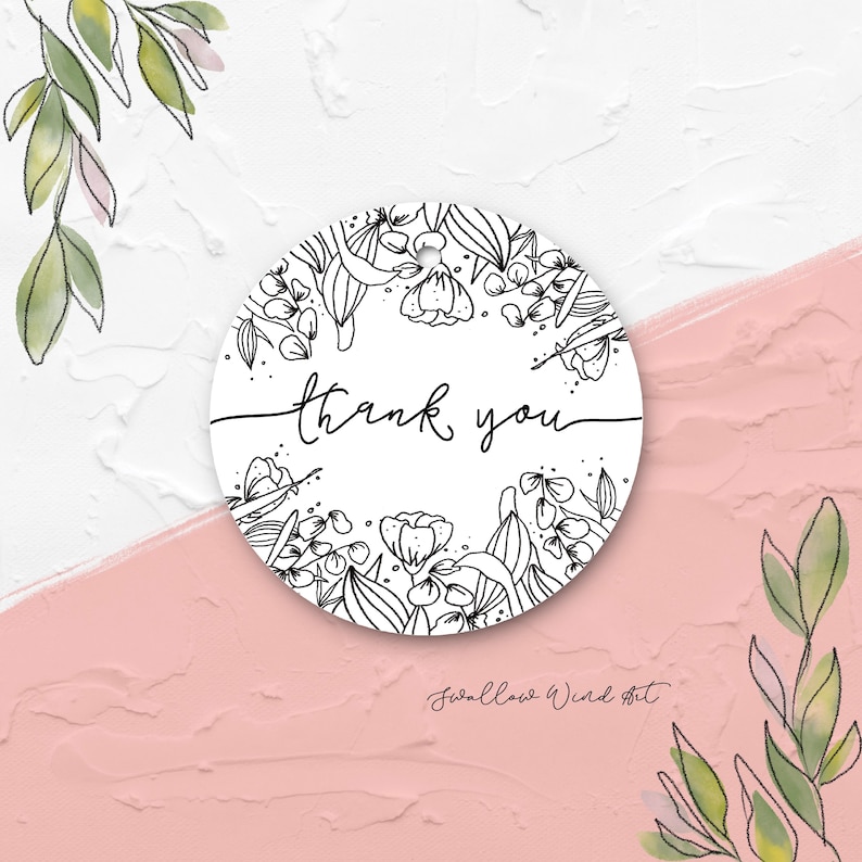 Op de afbeelding: Een ronde witte sticker met een bloemenrand en de woorden "thank you" in zwart script. De sticker is omgeven door een aquarelontwerp van groene bladeren en een roze achtergrond.