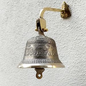An der Wand befestigte buddhistische Messingglocke, traditionelle buddhistische Gravur, Om-Ton, Ht 10 cm x Durchmesser 11 cm, Wohnkultur, Gute Messingglocke