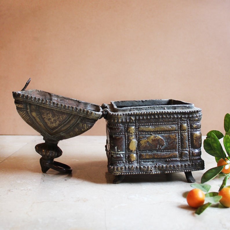 Rare Heritage Brass Jewellery Box Handcrafted From Bell Metal Fashion Accessory Mughal Design Home Decor L 18 cm x W 15 cm x H 26 cm