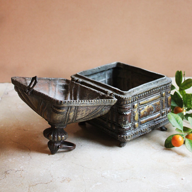 Rare Heritage Brass Jewellery Box Handcrafted From Bell Metal Fashion Accessory Mughal Design Home Decor L 18 cm x W 15 cm x H 26 cm
