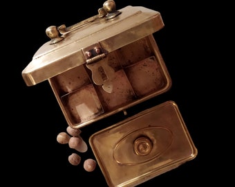 Vintage Messing Paan Dan, Käfernuss-Box, handgefertigte Messingbox mit 7 Fächern, Wohnkultur, indische Tradition, L 17 cm x B 11 x Ht 8 cm