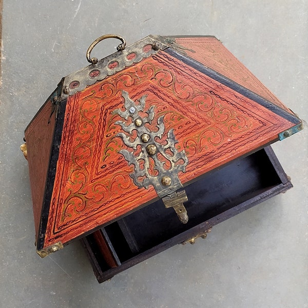 Traditional Wooden Kerala Jewellery Box With Brass Fittings, Vegetable Oil Painting, L 36 cm x W28 cm x H26 cm, Heritage Home Decor, Vintage