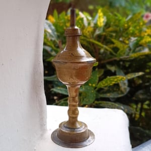Lampe à huile vintage en laiton, hauteur 20 cm x diamètre 7 cm, lampe traditionnelle du Kerala, lampe à pétrole du milieu du siècle, décoration de chambre Pooja, décoration d&#39;intérieur religieuse