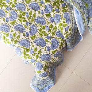 Couvre-lit réversible en coton Jaipuri, courtepointe florale bleu ciel (260 cm x 215 cm)