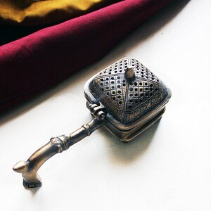 Vintage Weihrauchbrenner aus Messing, Räucherstäbchenhalter mit Griff, indisches Messinghandwerk, L 16 cm x B 7 cm x Ht 8 cm, Wohnkultur, Vintage Home,